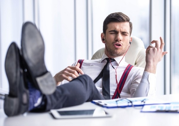 10 savjeta i ideja za odličan početak tjedna slušanjem glazbe na poslu