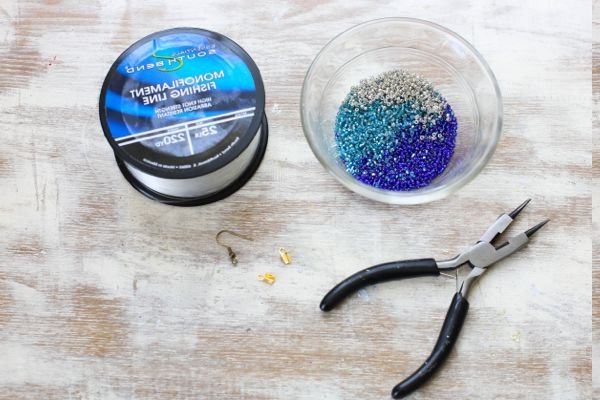 Készítsen saját kezűleg fülbevalót üveggyöngyökkel: Utasítások és anyagok Készítsen saját kezűleg fülbevalót üveggyöngyökkel: Utasítások és anyagok