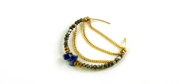 Csináljon nagyszerű fülbevalókat láncfüggőkkel a huzalból Csináljon nagyszerű fülbevalókat láncfüggőkkel a huzalból