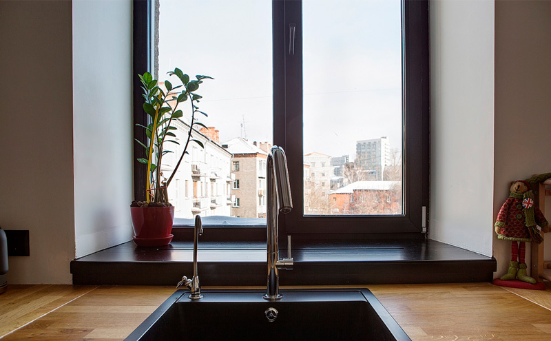 Перваза на прозореца е по -висок от бюфетите на кухненския модул