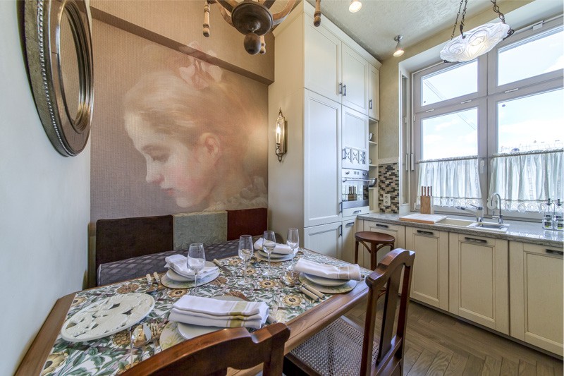 Кухня с мивка до прозореца