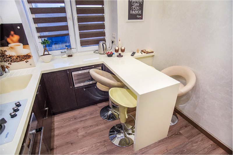 U-образна кухня с перваза на масата