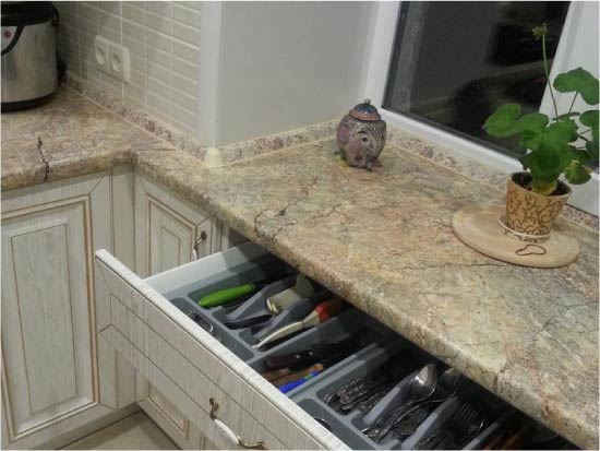 Кутия с инструменти под перваза на прозореца