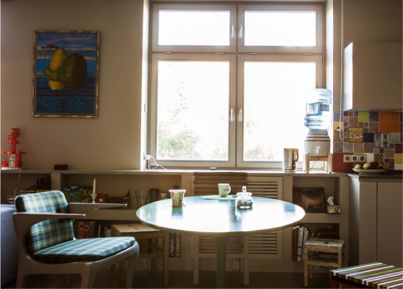 Рафтова система под перваза на прозореца