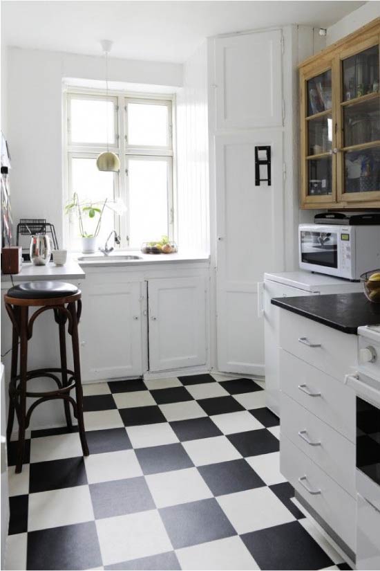 Лампа над плота на перваза на прозореца