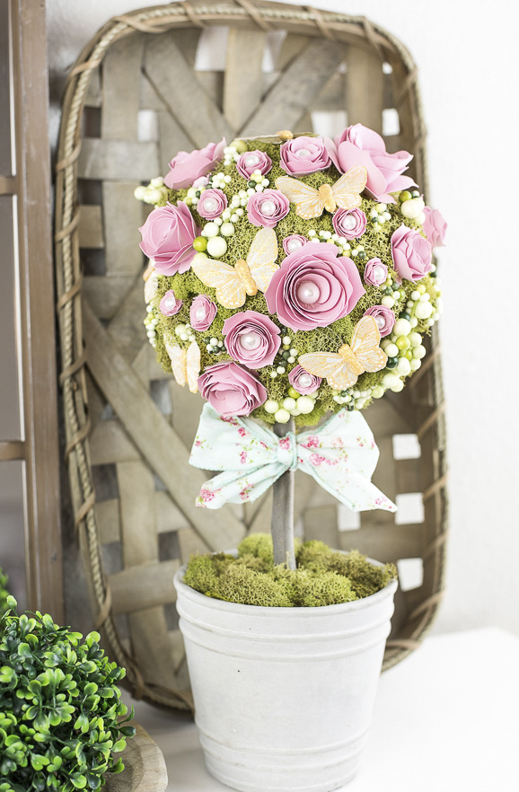 Topiary van droog mos en kunstbloemen