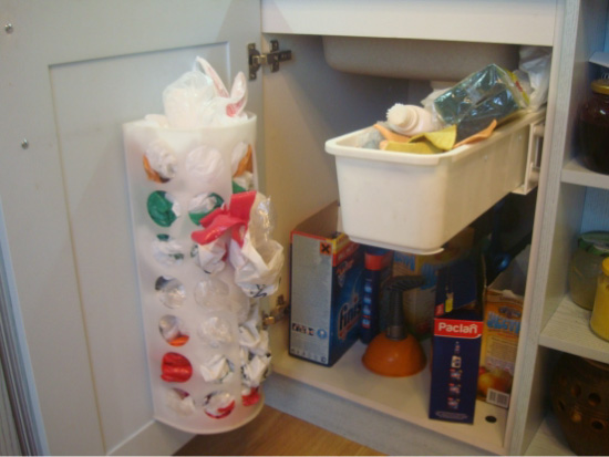 окачване на аксесоари под мивката