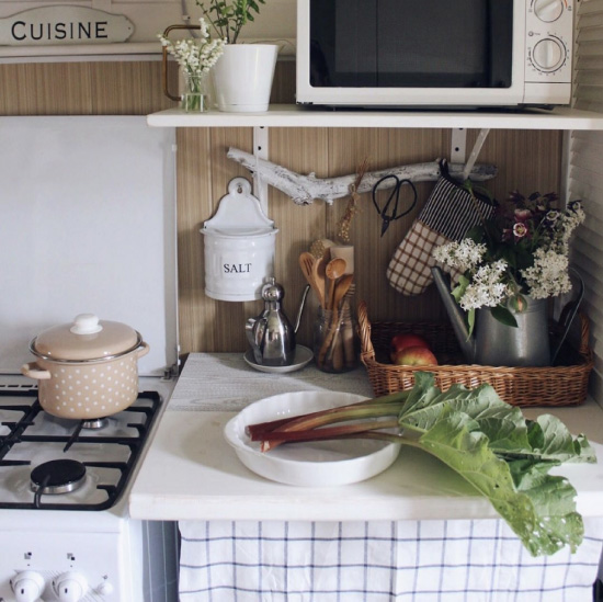 рафт с микровълнова печка