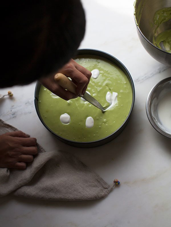 Il secondo passaggio nelle istruzioni per la cheesecake a basso contenuto di carboidrati con polvere di matcha Il secondo passaggio nelle istruzioni per la cheesecake a basso contenuto di carboidrati con polvere di matcha