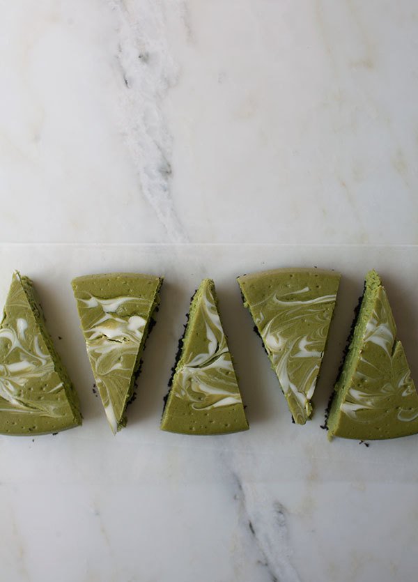 Mmm buonissimo! Prova la nostra cheesecake low carb con polvere di matcha Mmm buonissimo! Prova la nostra cheesecake a basso contenuto di carboidrati con polvere di matcha