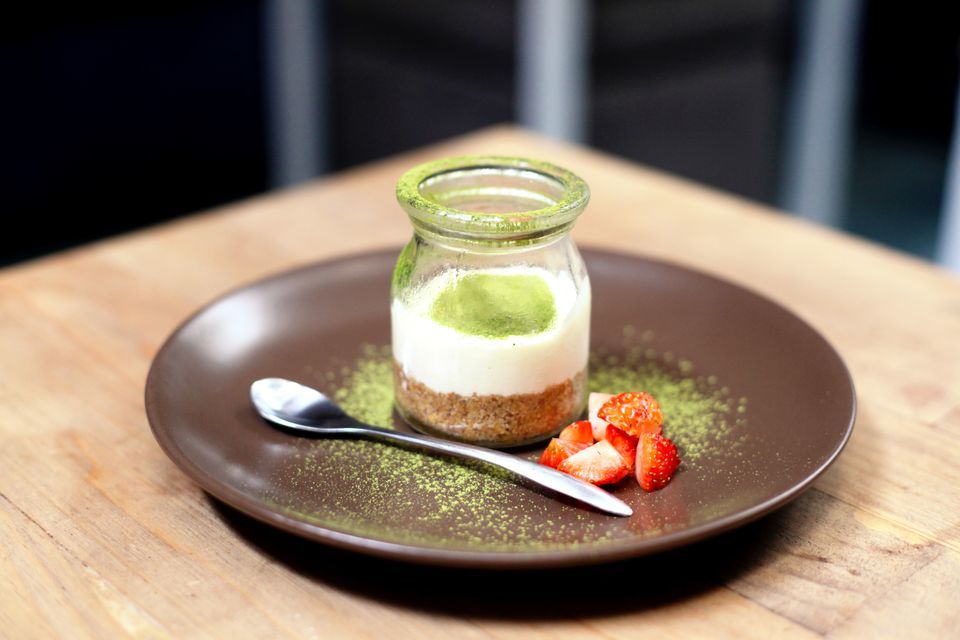 Cheesecake a basso contenuto di carboidrati in un vasetto di marmellata Cheesecake a basso contenuto di carboidrati in un vasetto di marmellata