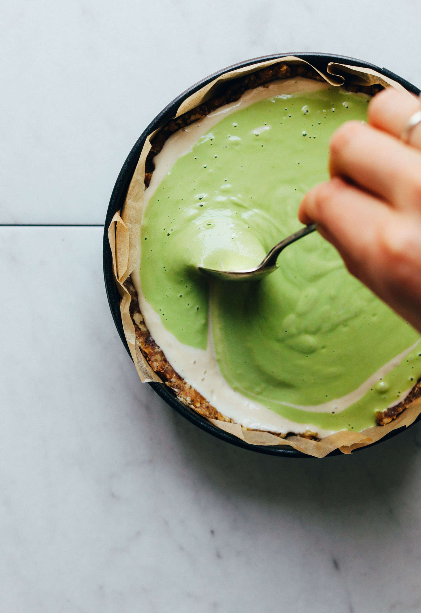 Se il verde è il tuo colore preferito, apprezzerai sicuramente la nostra ricetta della cheesecake a basso contenuto di carboidrati con matcha Se il verde è il tuo colore preferito, apprezzerai sicuramente la nostra ricetta della cheesecake a basso contenuto di carboidrati con matcha