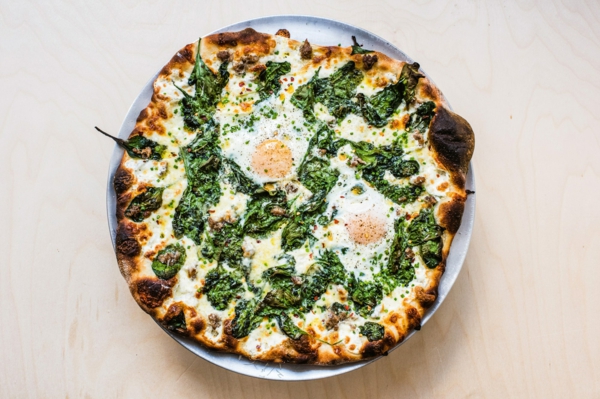 Préparez de délicieuses pizzas aux épinards frais recettes avec des oeufs de pizza aux épinards frais spiant