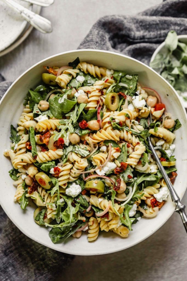 Les recettes avec des nouilles aux épinards frais et des épinards offrent une grande liberté pour les expériences culinaires Recettes avec des épinards frais préparer une salade de tomates à l'ail