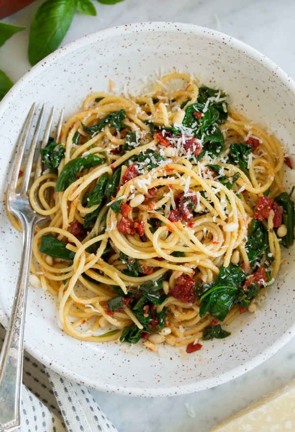 Vous aimez manger des recettes de pâtes et d'épinards avec des épinards frais recettes avec salade de pâtes aux épinards frais épinards tomates séchées