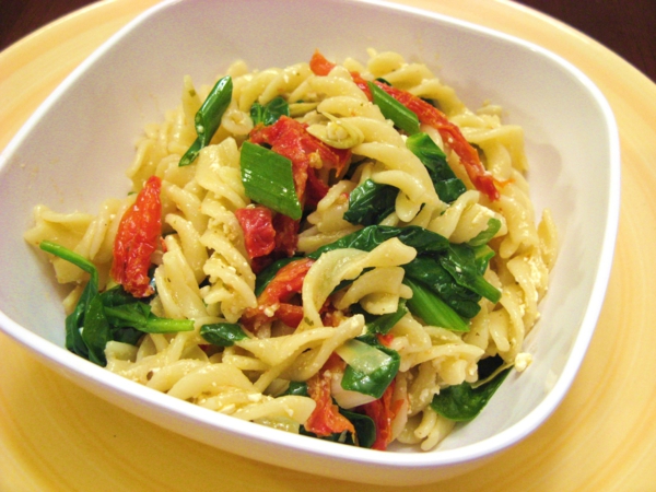 Recettes aux épinards frais délicieuse salade de pâtes aux épinards Recettes avec salade d'épinards frais avec nouilles artichaut tomates séchées