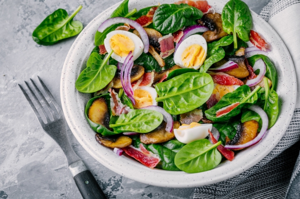 Recettes aux épinards frais Idées de salades aux épinards recettes avec des oeufs d'oignons ail aux épinards frais