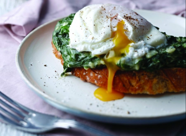 Préparer des recettes avec des épinards frais à la crème d'épinards à l'œuf perdu recettes avec oeuf perdu aux épinards frais
