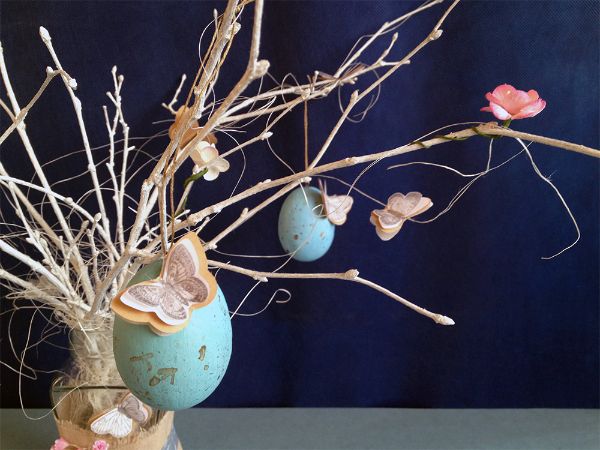 Idées de buisson de Pâques sur fond bleu