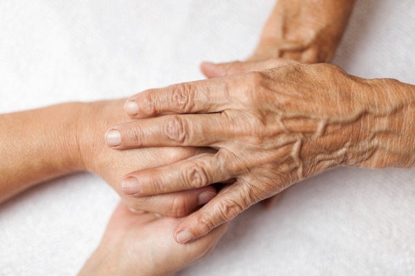 Les soins 24 heures sur 24 sont bons et bon marché Soins 24h/24 à domicile ou préférer une maison de retraite Quoi de mieux pour les seniors bons et pas chers