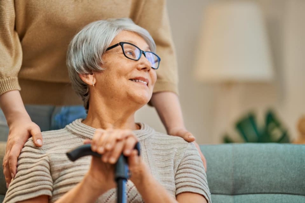 Des soins 24h/24 dans vos quatre murs Soins à domicile 24 heures sur 24 ou préférer une maison de retraite Quoi de mieux pour les soins aux seniors par des professionnels
