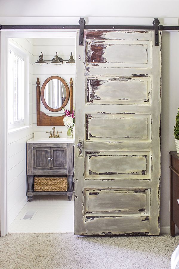 Opremanje kupaonice od 3 m² - savjeti za funkcionalnu i elegantnu kupaonicu male kupaonice s starinskim drvenim kliznim vratima