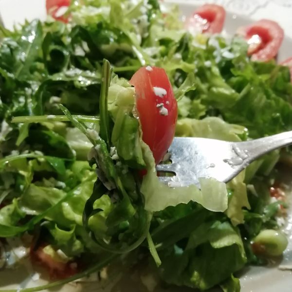 Salades pour perdre du poids - excellente salade aux tomates et au fromage