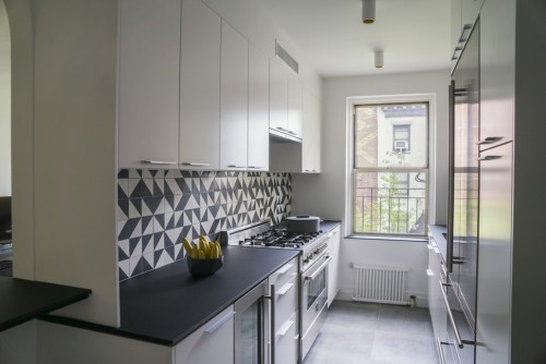 Mobilier de cuisine lumineux et étroit équipement de cuisine de mur arrière géométrique