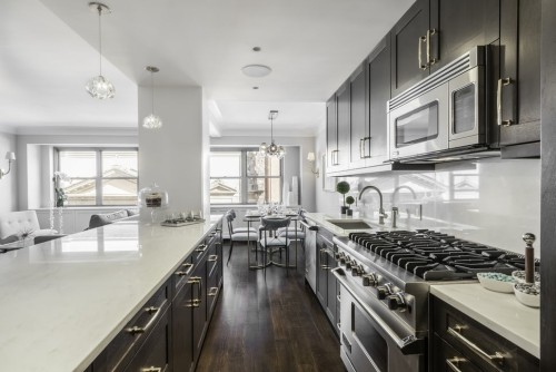 Palette de couleurs grise et blanche pour l'ameublement de la cuisine équipement de cuisine plusieurs appareils