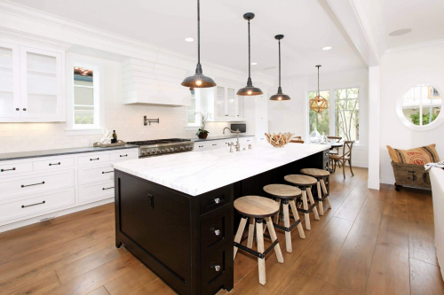 Îlot de cuisine noir et blanc dans une installation de cuisine mobilier de cuisine noir et blanc