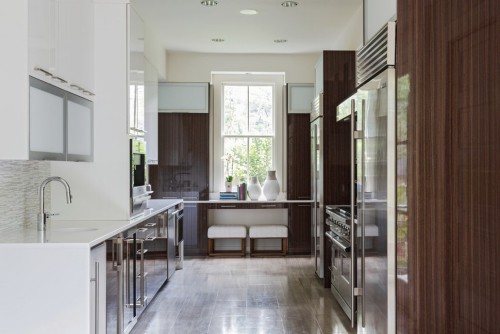 Couleurs neutres pour les meubles de cuisine équipement de cuisine surfaces blanches et brunes