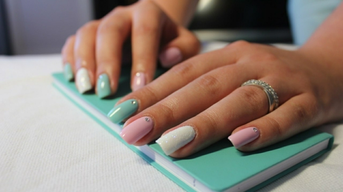 différentes couleurs de vernis à ongles sur chaque doigt vernis à ongles couleurs vernis à ongles ongles tendances