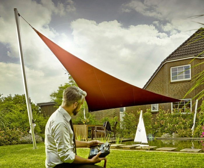 Casa familiare con tenda da sole