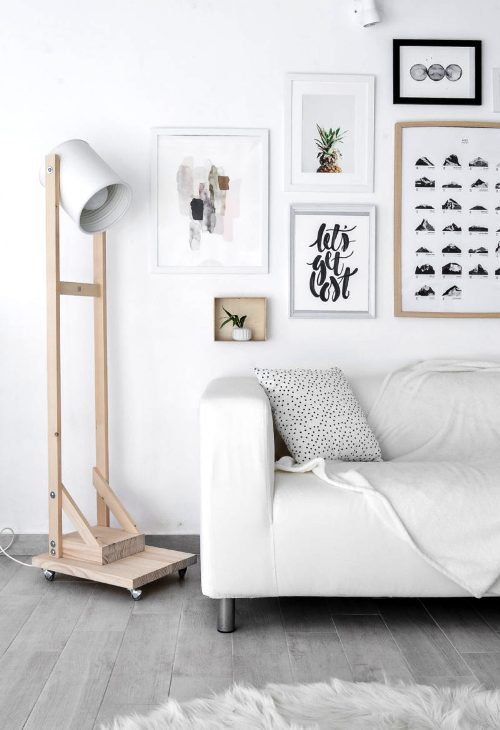 divatos, modern állólámpák fa talp kis kerekekkel minimalista és modern szokatlan modern állólámpák világos fa alapú, skandi stílusban
