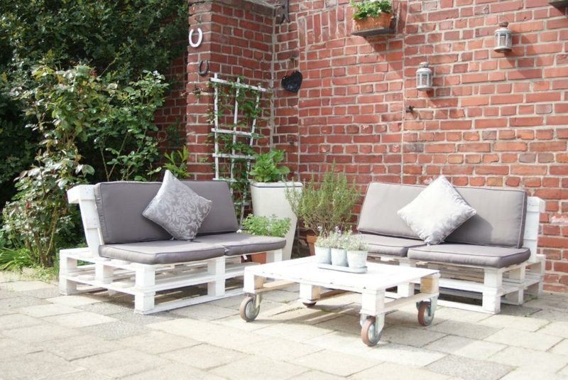 két kanapé és dohányzóasztal terasz euro raklap Raklap ötletek kerti bútorokhoz