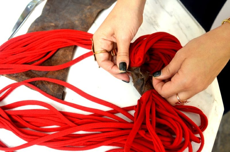 A DIY ötletek maguk készítik el a sálat Újrahasznosított ruhák DIY sál