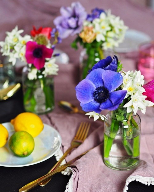 A tavaszi dekorációra vonatkozó ötletek gyönyörű színes tavaszi virágokat készítenek asztali dekorációként 45 friss és egyszerű ötlet a tavaszi dekorációhoz készítsen befőttes üvegeket színes, valódi virágokkal