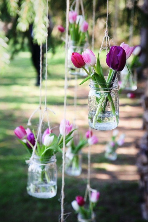A tavaszi dekorációra vonatkozó ötletek lógó befőttesüvegeket készítenek tulipán kerti partival 45 friss és egyszerű ötlet a tavaszi dekorációhoz készítsen függő kerti díszeket befőttesüvegekkel és tulipánokkal