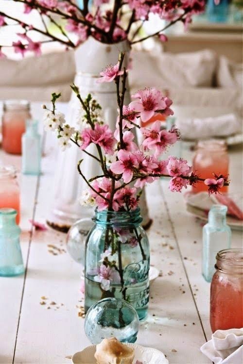 A tavaszi dekoráció ötletei színes üvegeket és cseresznyevirágú asztaldíszeket készítenek 45 friss és egyszerű ötlet a tavaszi dekorációhoz cseresznyevirágokat készít a befőttesüvegek asztaldíszeiben