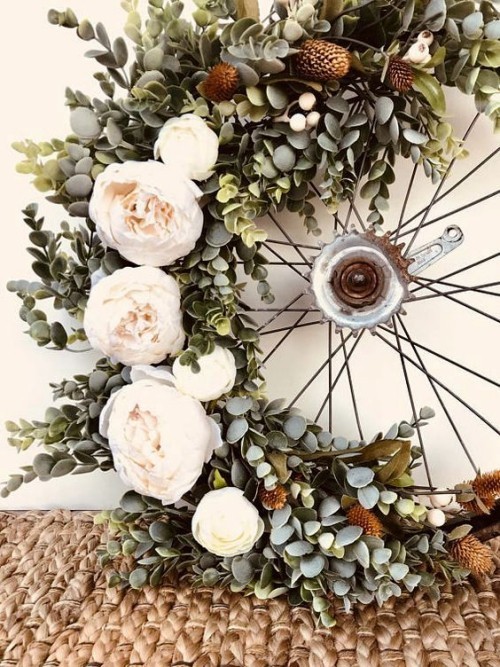 Készítse el saját ötleteit a tavaszi díszekhez, és kreatívan hasznosítsa újra a régi kerékpárokat 45 friss és egyszerű ötlet a tavaszi dekorációhoz készítse el saját régi kerékpárjainak ajtókoszorúját