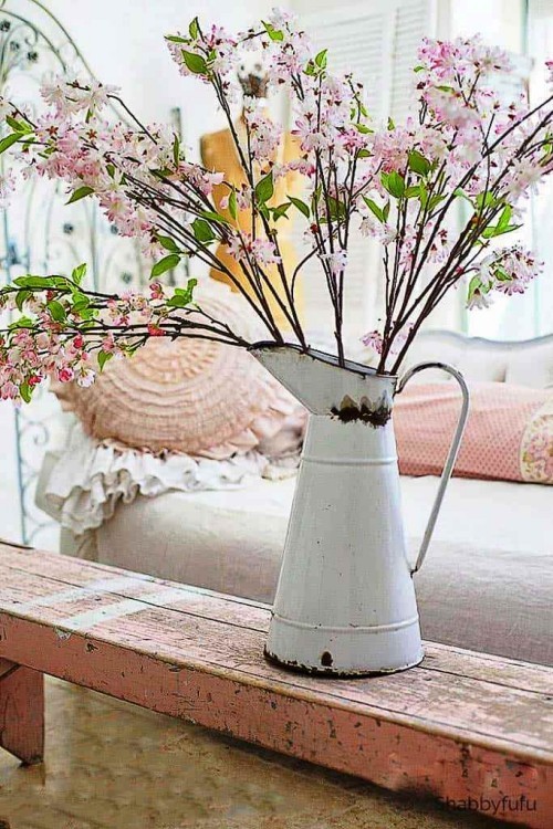 Készítse el saját ötleteit a tavaszi díszekhez, töltse fel virágokkal a tejeskannát 45 friss és könnyű ötlet a tavaszi díszítéshez, készítsen kehelyfém -évjáratot cseresznyevirággal