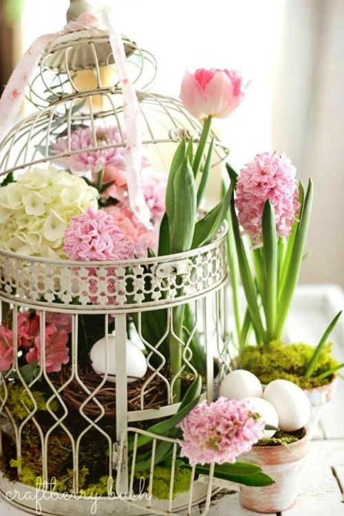 A tavaszi dekoráció ötletei különböző virágfészkeket készítenek tojással egy madárketrecben 45 friss és egyszerű ötlet a tavaszi dekorációhoz madárkalitkát készíthet különböző virágokkal díszített asztallal