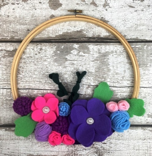 A tavaszi dekorációra vonatkozó ötletek elkészítik saját hímző keretét és filc virágos ajtó koszorúját 45 friss és egyszerű ötlet tavaszi dekorációhoz készítsen saját hímzőkereteket filcvirágos ajtókoszorúval
