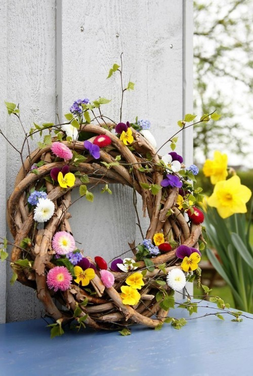 A tavaszi dekorációra vonatkozó ötletek ajtókoszorút készítenek szőlőből és apró virágokból 45 friss és könnyű ötlet a tavaszi dekorációhoz készítsen koszorút kettesből, köztük kis virágokkal
