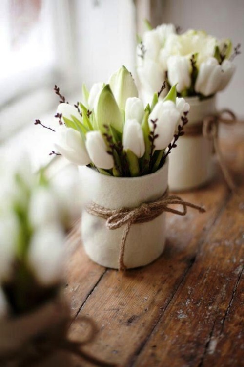Ötletek a tavaszi dekorációhoz, hogy fehér virágcserepeket készítsen tulipánnal és levendulával 45 friss és egyszerű ötlet a tavaszi dekorációhoz fehér kerámia edényeket készíthet tulipánnal