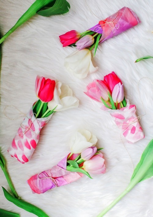 A tavaszi dekorációra vonatkozó ötletek apró tulipáncsokrokat készítenek színes ruhákban 45 friss és egyszerű ötlet a tavaszi dekorációhoz kis csokor tulipán készítése papírból