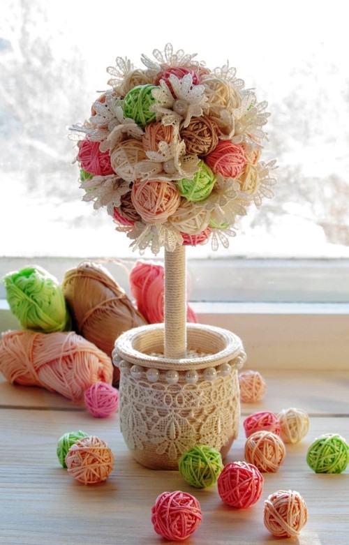 Ötletek a tavaszi dekorációhoz, készítsen egy hungarocell golyót fonalból és csipke ablakdíszítésből 45 friss és könnyű ötlet a tavaszi dekorációhoz művirágból és fonalból hungarocell fát készít