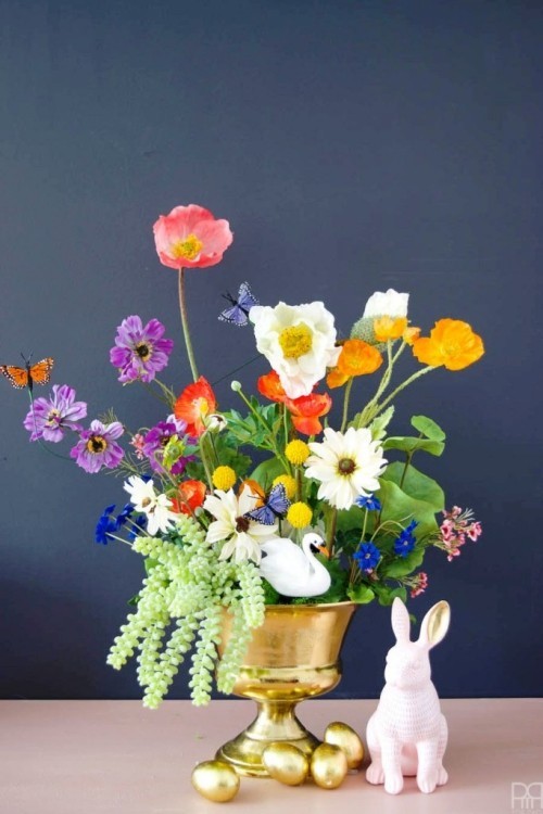 A tavaszi dekorációra vonatkozó ötletek gyönyörű elrendezést nyújtanak a friss kerti virágokból 45 friss és egyszerű ötlet a tavaszi dekorációhoz készítsen arany vázát különböző virágokkal