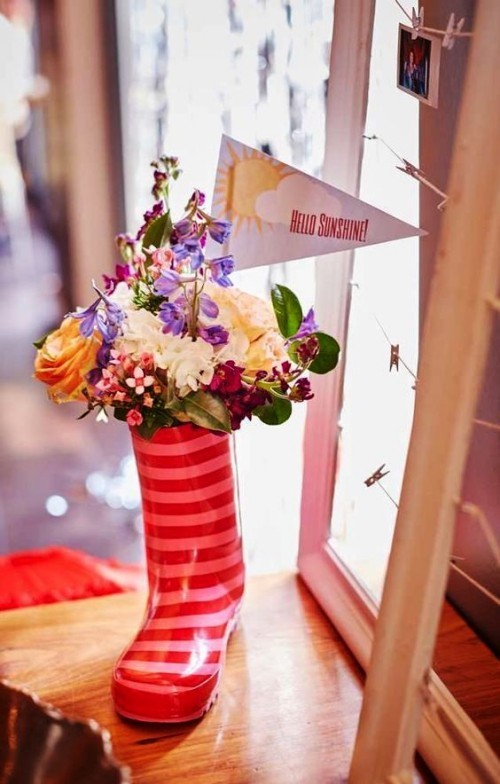 Készítse el saját ötleteit a tavaszi díszekhez, a régi esőcsizmák újrahasznosításához 45 friss és egyszerű ötlet a tavaszi dekorációhoz készítsen esőcsizmát virágcsokorral