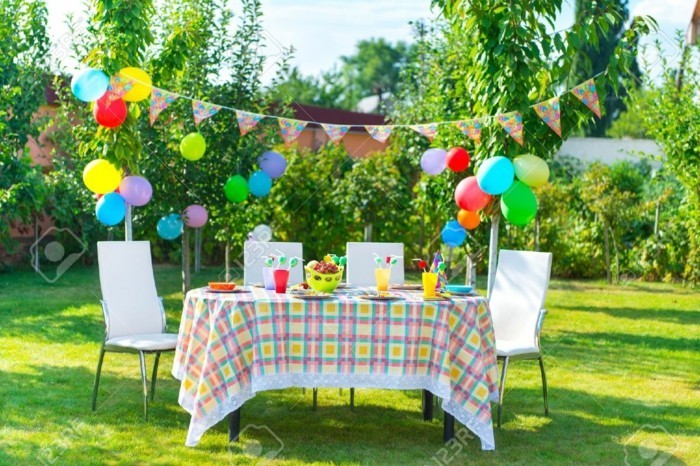 Décoration colorée pour une fête d'été avec des tout-petits